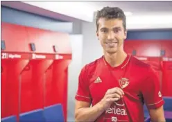  ??  ?? Torró, con la camiseta rojilla en los vestuarios de Osasuna.