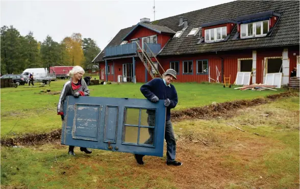  ?? Bild: JARI VÄLITALO ?? EN BLÅ DÖRR. Monica och Göran Gahm hittade flera användbara saker när inventarie­rna på Kronolund i Frösakull skänktes bort.