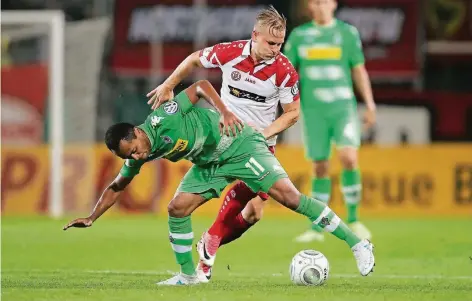  ?? FOTO: REUTERS ?? Viel Arbeit für Raffael: Der Künstler in der Gladbacher Mannschaft muss sich in Essen behaupten.