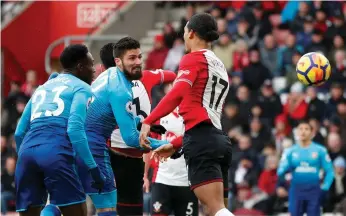  ?? Reuters ?? Olivier Giroud, second from left, helped Arsenal hold Southampto­n after a sluggish start