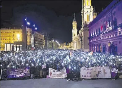  ?? Miguel Ángel Gracia ?? En las calles. Cientos de personas pidieron respeto a los derechos humanos este 8 de marzo en Zaragoza.