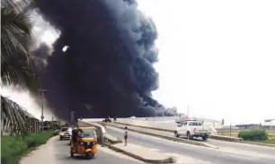  ??  ?? Scene of pollution: Smoke billows from a public burning of petroleum products