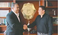  ??  ?? El titular de la SSP capitalina, Raymundo Collins, se reunió de manera privada con Octavio Rivero, alcalde de Milpa Alta.