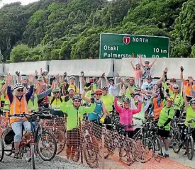  ??  ?? Cyclists show their support for an extended Mackays to Peka Peka shared path.