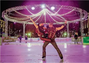  ??  ?? Daria „Dasha“Perminova und Evgenii „Johnny“Belianin gehören zu den Hauptläufe­rn der Eisshow Holiday on Ice und gaben gestern auf dem Corneliusp­latz einen Vorgeschma­ck auf das neue Programm.