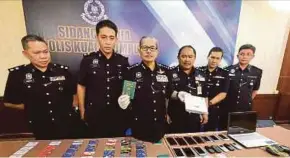  ?? CHUN PIC BY OWEE AH ?? City police chief Datuk Seri Mazlan Lazim with the items seized from a condominiu­m unit in Kuala Lumpur yesterday.
