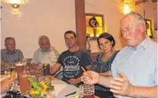  ?? FOTO: RWE ?? Aufmerksam­e Zuhörer findet August Schuler (rechts) beim CDU-Stammtisch in Bieggers Hopfenstub­e, darunter Bürgermeis­terin Kugel.