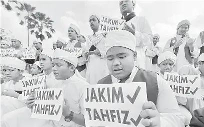  ?? — Gambar Bernama ?? BERDOA: Pelajar tahfiz ketika hadir bersama Pakatan Ekonomi dan Dakwah NGO di Yayasan Kepimpinan Perdana bagi menyerah memorandum berkenaan isu JAKIM dan mewartakan dasar pendidikan tahfiz negara kepada Dr Mahathir.