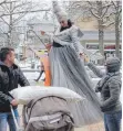  ?? FOTO: REGINA BRAUNGART ?? Die ENRW-Fee schwebte über dem Marktplatz.