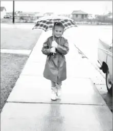 ?? Galt Archives photo 1975291014­25 ?? Elizabeth Cormack walks down a residentia­l street in March 1961.