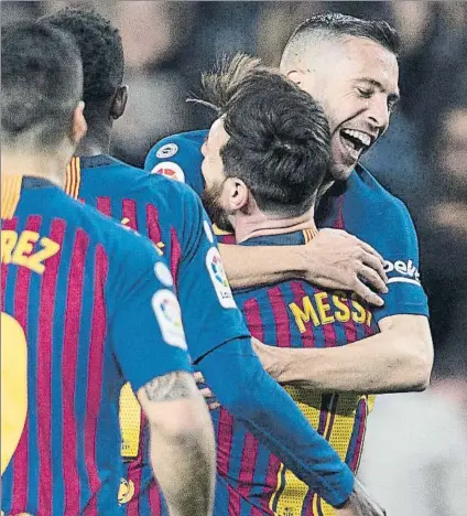  ?? FOTO: PERE PUNTÍ ?? Messi y Alba se entienden a la perfección. Sus jugadas de asistencia y gol se están convirtien­do en un clásico en el Barça