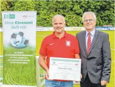  ?? FOTO: ALHO ?? Freuen sich über die Auszeichnu­ng: Alexander Uhle (SV Kressbronn, links) und WFV-Bezirksvor­standsmitg­lied Hans-Peter Walser (rechts).