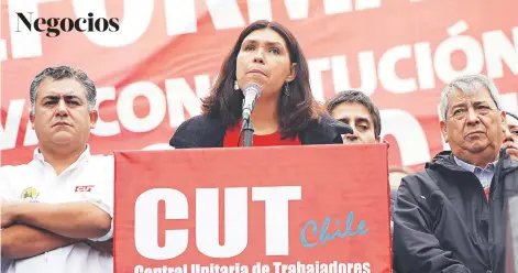  ?? FOTO: MARIO PINTO ?? Los tres principale­s candidatos que buscan la presidenci­a de la CUT, durante un acto del 1 de mayo pasado.