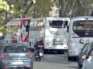  ??  ?? TrafficoSo­no centinaia ogni giorno i torpedoni che invadono il cuore della città trasportan­do i turisti in musei e monumenti (foto LaPresse)