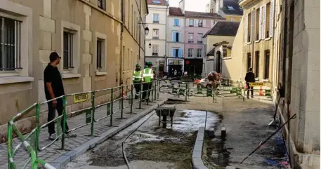  ??  ?? Les travaux de piétonnisa­tion de la rue des Écuyers et de la rue des Louviers devraient s’achever à la fin du mois de septembre.