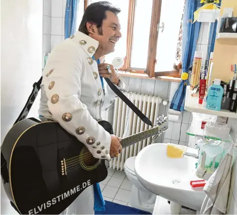  ?? Fotos: Ulrich Wagner ?? Ein letzter Blick in den Badezimmer Spiegel: Die Frisur sitzt, das Hemd auch. Leo Bischof ist bereit für den nächsten Elvis Auftritt.