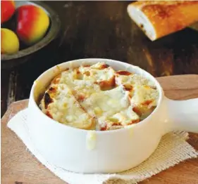  ?? LYNDA BALSLEV-TASTEFOOD ?? Onion soup au gratin