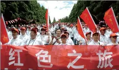  ?? ZHU WENBIAO / FOR CHINA DAILY ?? More than 700 visitors from Hong Kong set out on their journey from Jinggang Mountain to other places in Jiangxi province to learn about the Party’s history.