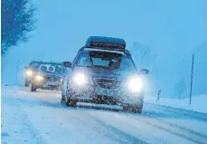  ?? FOTO: DPA ?? Wer im Winter mit dem Auto auf Reisen gehen will, muss mit rutschigen Straßen rechnen und entspreche­nd Vorsorge treffen.