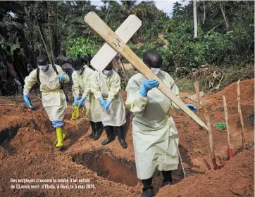  ??  ?? Des employés creusent la tombe d’un enfant de 11 mois mort d’ebola, à Beni, le 5 mai 2019.