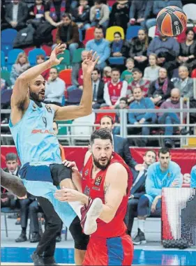  ?? FOTO: EFE ?? Adam Hanga intenta el pase en el encuentro de Euroliga en pista del CSKA