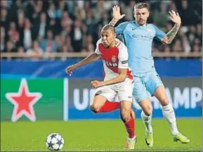  ?? SEBASTIEN NOGIER / EFE ?? Mbappé supera a Kolarov en un lance del Mónaco-Manchester City