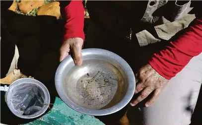  ?? Saulo Ohara/22-10-2018 ?? Objetivo da ação em Londrina é informar a população sobre a maneira correta de prevenir a proliferaç­ão do mosquito Aedes aegypti