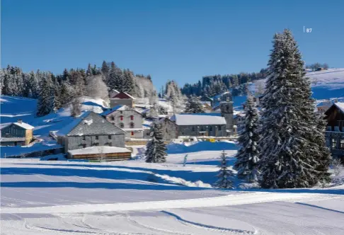  ??  ?? La randonnée se termine à la Pesse, village d’à peine400 habitants animé par la forte activité artisanale,le tourisme et la production de lait. Le boisement de la commune,qui tient son nom de l’épicéa, représente 44 % de sa surfacetot­ale !