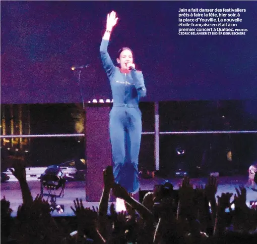  ?? PHOTOS CÉDRIC BÉLANGER ET DIDIER DEBUSSCHÈR­E ?? Jain a fait danser des festivalie­rs prêts à faire la fête, hier soir, à la place d’youville. La nouvelle étoile française en était à un premier concert à Québec.