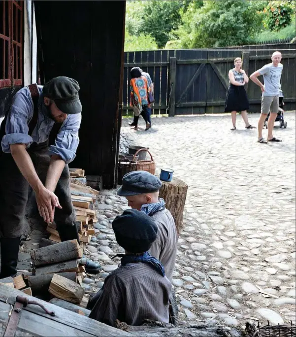  ?? ?? I Den Gamle By er arbejdet med bevaring af museets kulturskat af historiske huse årsagen til, at man altid har prioritere­t at have gode håndvaerke­re. Arkivfoto: Ernst van Norde