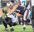  ?? DAVID BUTLER II / USA TODAY ?? Lawrence Guy sacks Jaguars quarterbac­k Blake Bortles in the third quarter.