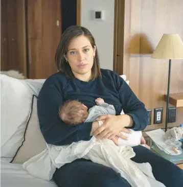  ?? SARA NAOMI LEWKOWICZ/THE NEW YORK TIMES ?? Dr. Alicia Robbins holds her third child, Otto, on May 9 at Boram Postnatal Retreat, inside the Langham Hotel in Manhattan.