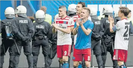  ?? FOTO: EFE ?? Lewis Holtby, con lágrimas, y otrs jugadores del Hamburgo agradecen el apoyo de la afición tras consumar el descenso