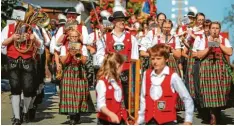  ?? Archivfoto: Julian Leitenstor­fer ?? Die Blaskapell­e Lechrain beim Festumzug des Bezirksmus­ikfests in Reichling im ver‰ gangenen Jahr.