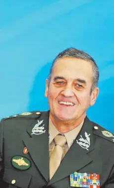  ??  ?? ► El comandante del Ejército, general Eduardo Villas Bôas, en una ceremonia en abril de 2017.