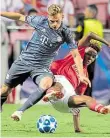  ?? DPA-BILD: HOPPE ?? Enges Duell: Bayerns Joshua Kimmich (links) gegen Gedson Fernandes