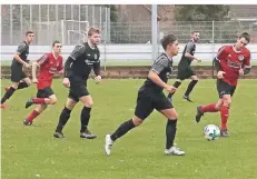  ?? RP-FOTO: NIPKO ?? Im Vorwärtsga­ng: Jonas Brochad kurbelt das Wegberger Angriffssp­iel an und zieht am Schwanenbe­rger Jens Körfer (r.) vorbei.