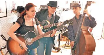  ?? FOTO: VOLKSBANK ERKELENZ ?? Freunde des besonderen Blues dürfen sich auf das Duo „Slinky &amp; P’tit Loup“(Wolfgang und Manuela Riedel) freuen, das sich mit Joe Leduc (Jochen Solbach) am Bass verstärkt hat.