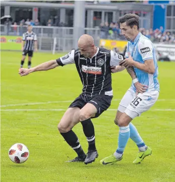  ?? FOTO: IMAGO ?? Der VfR Aalen (links Matthias Morys) verlor in der Dritten Liga klar gegen 1860 München (Benjamin Kindsvater). Im bayerische­n Pokal darf sich der FC Memmingen mit 1860 messen.