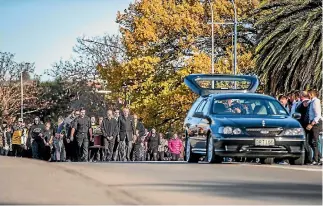  ?? PHOTO: RICKY WILSON/FAIRFAX NZ ?? Mourners carry Bevan Moody’s casket along the Hutcheson St bridge in Blenheim.