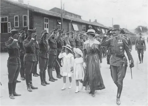  ?? [ Scherl/picturedes­k.com ] ?? Kaiser Karl (hier mit Ehefrau und Kindern beim Truppenbes­uch 1918): Vom Thron gestoßen ohne formelle Abdankung.