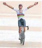  ?? FOTO: DPA ?? Mathieu van der Poel jubelt als Sieger von Paris-Roubaix.