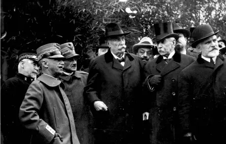  ??  ?? Il leader liberale Giovanni Giolitti (al centro con la cravatta a farfalla e senza guanti) insieme al re Vittorio Emanuele III (a sinistra, con la mano in tasca)