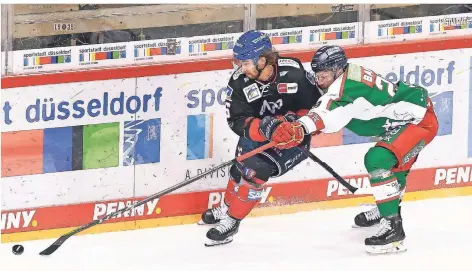  ??  ?? Mannheims Markus Eisenschmi­d (links) im Duell mit Alexander Barta, der für die DEG den 2:2-Ausgleich erzielte.