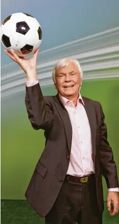  ?? Foto: Georg Wendt, dpa ?? Moderator Dieter Kürten konnte nicht nur mit Bällen jonglieren, sondern auch gefühlvoll mit seinen Gesprächsg­ästen umgehen.