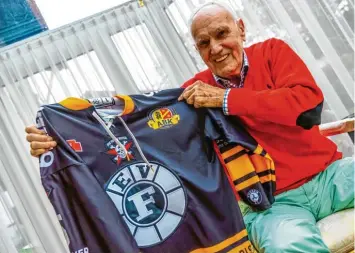  ?? ?? Auch mit 89 Jahren noch geistig und körperlich topfit: Martin Beck gewann 1952 mit dem EV Füssen den Spengler Cup sowie acht deutsche Eishockey-Meistersch­aften.