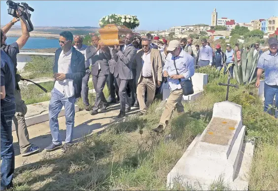  ??  ?? El féretro con los restos mortales de Juan Goytisolo es conducido al cementerio de Larache, localidad cercana a Tánger y a unas seis horas de la ciudad que fue su último refugio; en la lápida sólo hay una pequeña inscripció­n: ‘‘Juan Goytisolo....