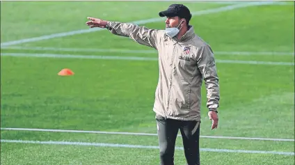  ?? FOTO: EFE ?? Diego Pablo Simeone, entrenador del Atlético de Madrid, dando instruccio­nes en la sesión de entrenamie­nto de ayer