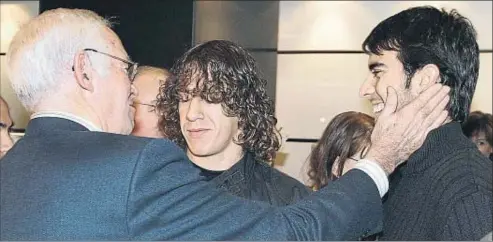  ?? JOSÉ ANTONIO GARCIA SIRVENT / MD / ARCHIVO ?? Luis Aragonés saluda a Oleguer Presas en presencia de Puyol durante una convocator­ia de la selección española en el 2005