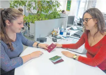  ?? FOTO: JOSEF SCHNEIDER ?? Rechtzeiti­g vor der Reise ein gültiges Ausweisdok­ument zu beschaffen, dazu raten (von links) Elena Kucher und Angelina Protasewit­sch vom Bürgerbüro im Ellwanger Rathaus.